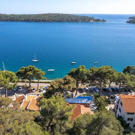 Hana Croatia מאלי לוסיניי