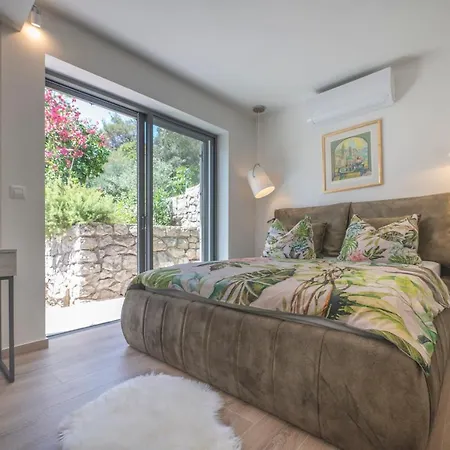 Hana Croatia فيلة *