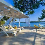 Hana Croatia فيلة مالي لوشينغْ